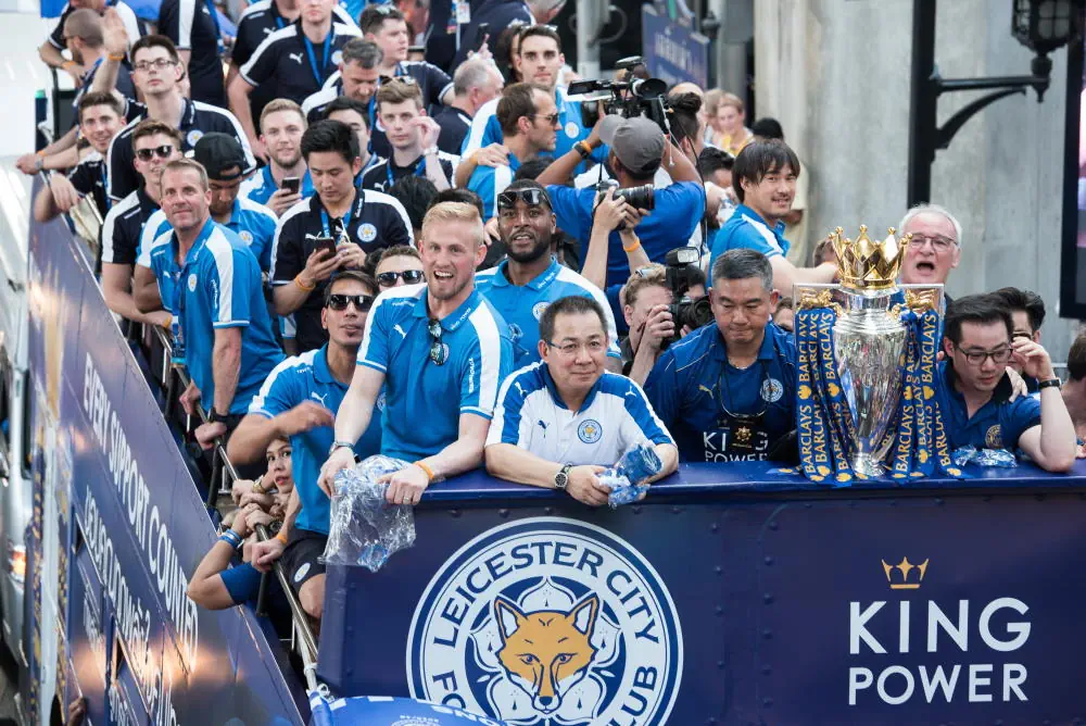 Vichai Srivaddhanaprabha - firandes med sina spelare efter att Leicester vunnit Premier League