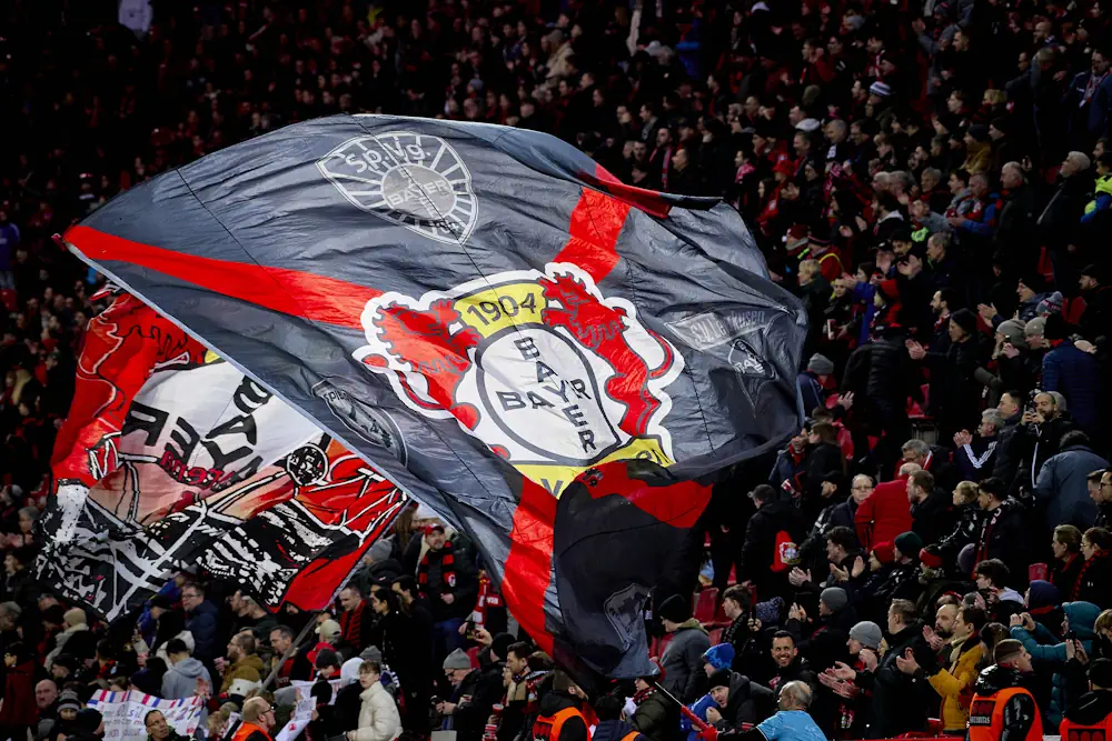 Bayer Leverkusen fans firar segern