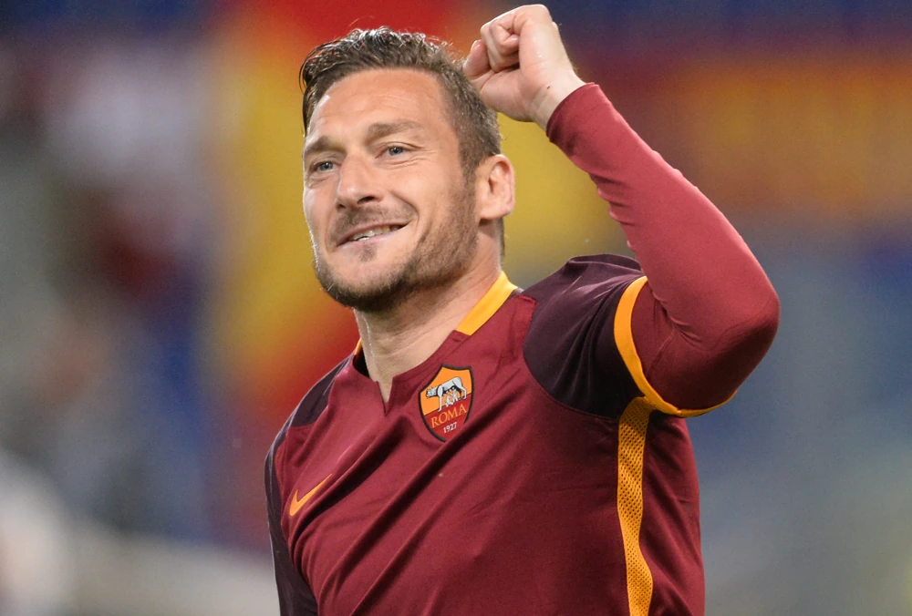 Francesco Totti med en höjd näve