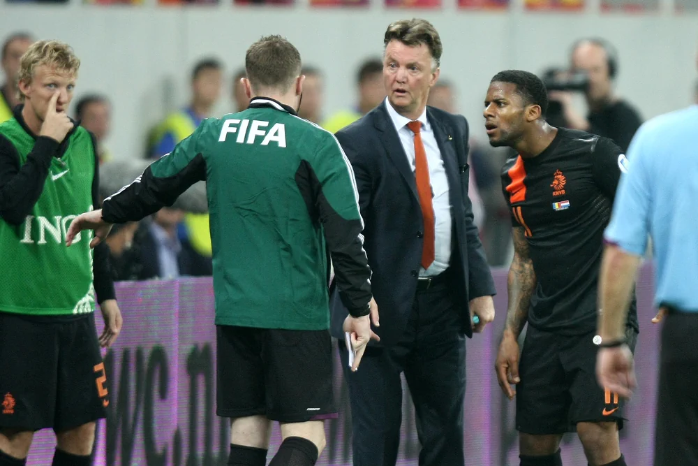 Louis van Gaal pratar med några FIFA domare