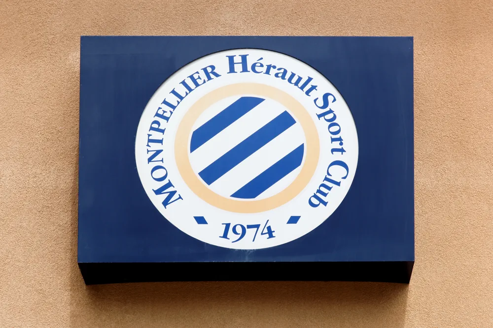 Montpellier logo mot en vägg